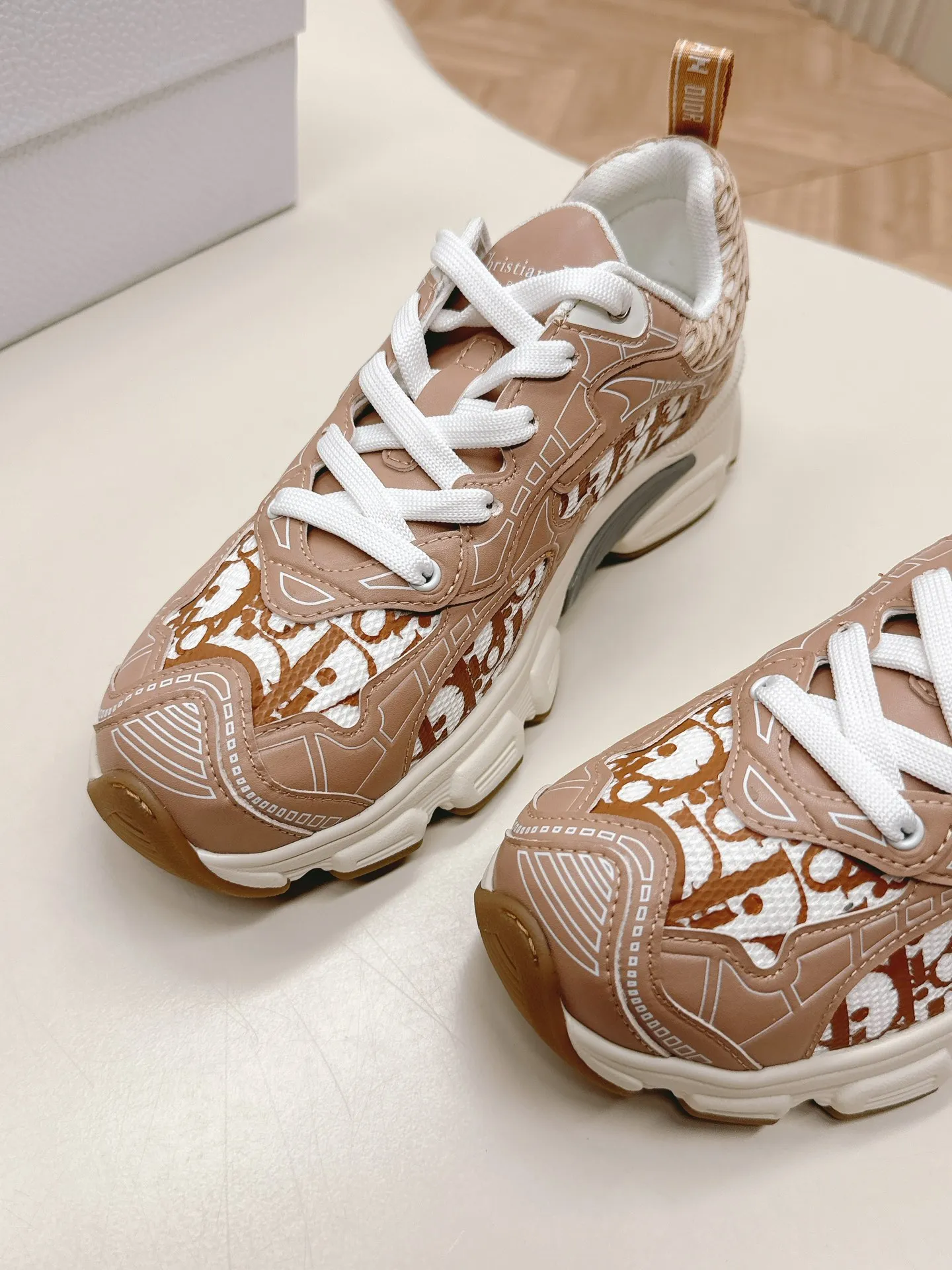 👟👟Ex-factory price 620👟👟 Hot item, star model 2024 main hot item, the newly released Dior Chrono new casual sports shoes, running shoes, dad shoes are really cool, full of futuristic feeling! Really cool! Once again interpreting Dior's concept of cool fashion, the lucky star will bless you with good luck. The new EVA sole is super light and super soft! A perfect replica of the original! Fully matched material and mold! ! 35-40